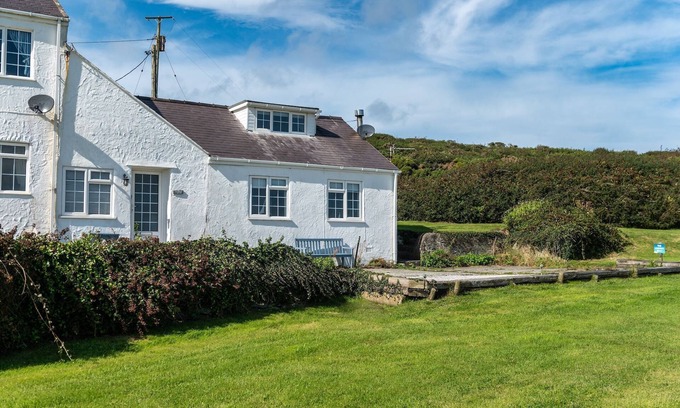 Holyhead Cottage | Y Lleiaf - sleeps 5 guests in 2 bedrooms
