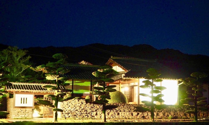 Kurume House | Yakuya Akira SHO Inn Private garden with Japanese garden · next to fish country (food and drink)