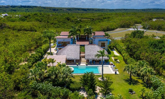 Yarary - Cap Cana Villa | Yarari 17: Private sanctuary near golf course w/staff, pool & Jacuzzi