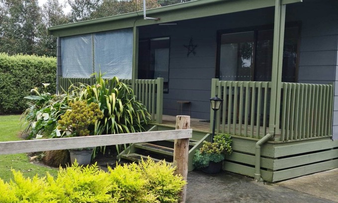 Woolsthorpe Cottage | Yawnoc Cottage - Country Stay Woolsthorpe