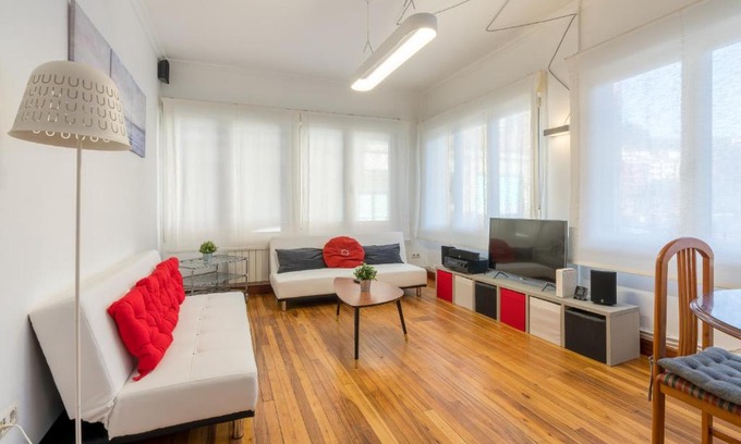 Deustuko San Pedro-Erribera Apartment | Ybarra apartment by People Rentals