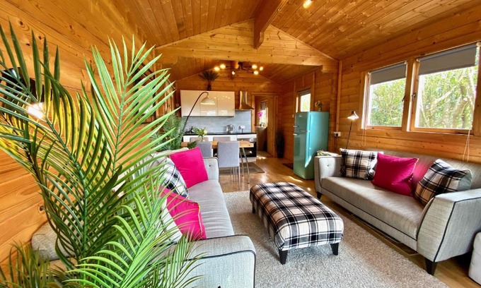 Newton Ferrers Ski Chalet | Yealm Cabin Self Catering Log Cabin in Devon with Hot Tub