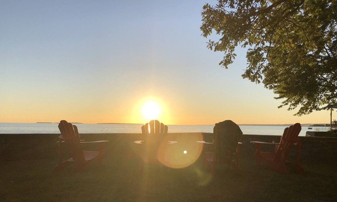 Feronia House | Year round sunsets overlooking Lake Nipissing