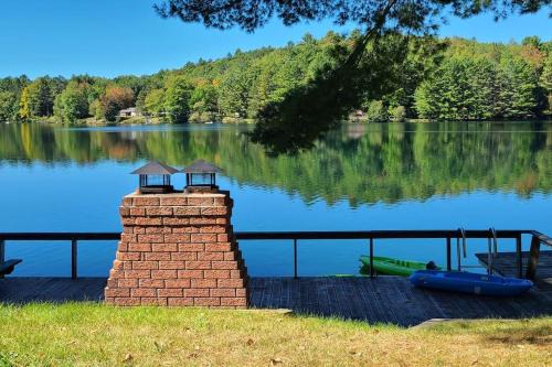 Val-des-Bois Ski Chalet | Year-round Waterfront Green Cottage On Vert Lake