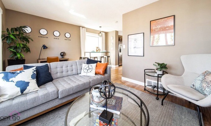 Leduc House | YEG SkyLounge | 10min to Airport | King Bed | WiFi