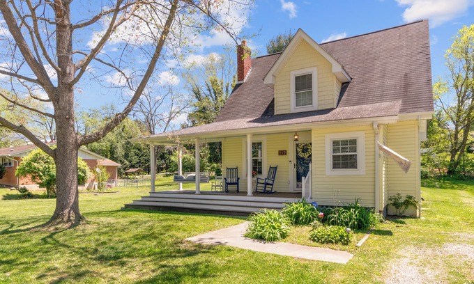 Radford House | Yellow Bird Cottage - Cozy home minutes from Radford University, with large deck