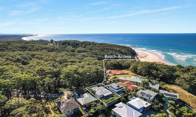Valla Beach House | Yellow Fin - Close to the beach with ocean glimpse