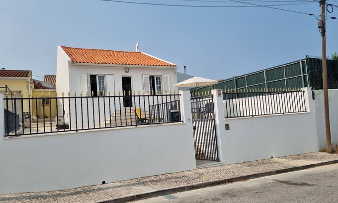 Charneca de Caparica e Sobreda House | Yellow House
