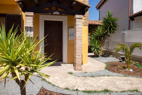 San Giovanni Suergiu House | Yellow House