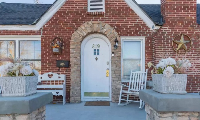Amarillo House | Yellow Rose House