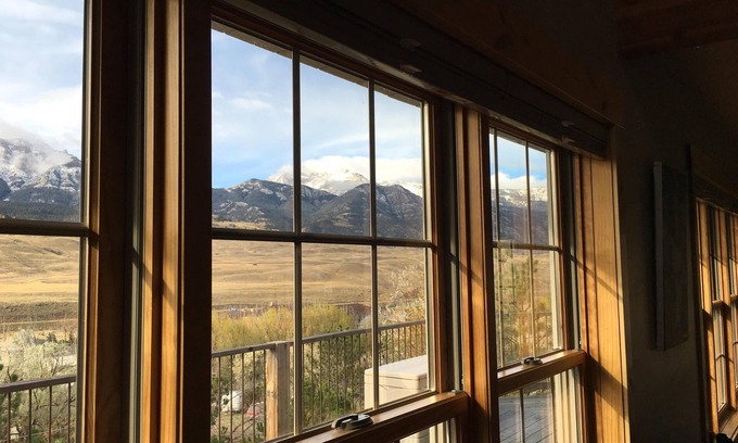Gardiner House | Yellowstone Archview Guesthouse- Stunning Views For Your Ultimate Family Getaway