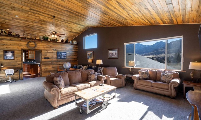 Gardiner Cabin | Yellowstone Entrance 5 miles, 2 beds, slps up to 8