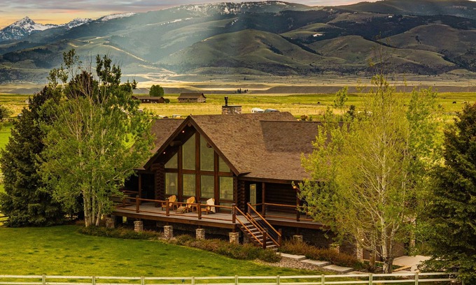 Livingston House | Yellowstone Log Chalet: Sleeps 10 with Hot Tub & Stunning Mountain Views!