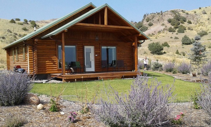 Emigrant Cabin | Yellowstone - Montana Cabin Retreat Sage Cabin - Beauty of Paradise Valley!