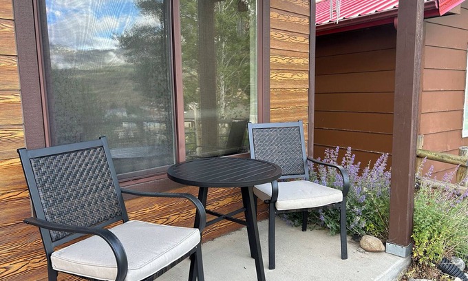 Gardiner Apartment | Yellowstone River Hideaway - 1/4 Mile from Yellowstone NP - 1BR Renovated Apartment - Surrounded by Mountains & Overlooking the Canyon
