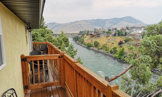Gardiner Hotel | Yellowstone Riverside Cottages
