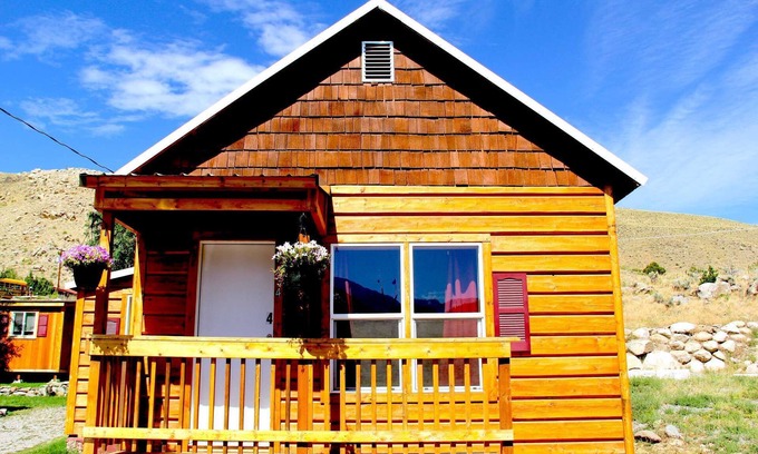 Gardiner Cabin | Yellowstone's Treasure Cabin #4, 2 bedrooms & 2 full bathrooms, few min drive to Yellowstone Park