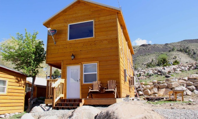 Gardiner Cabin | Yellowstone's Treasure Cabin #7, few min drive to Yellowstone's North Entrance