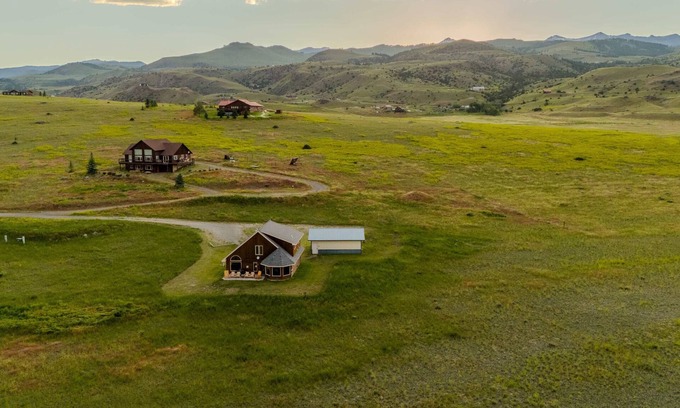 Emigrant House | Yellowstone Trail Lodge · Yellowstone National park