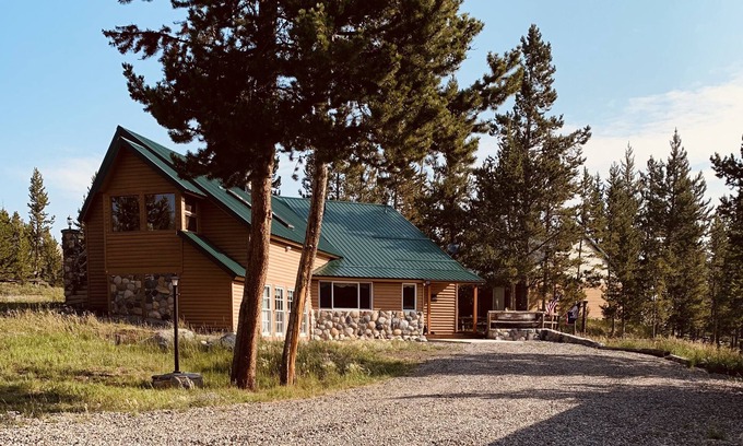 Dubois House | Yellowstone/Union Pass Log Cabin Retreat