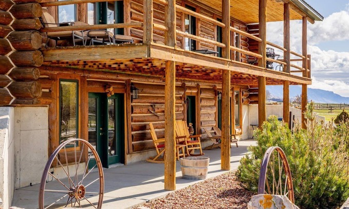 Cody House | Yellowstone Valley Cabin- ideally located retreat, wildlife and mountain views