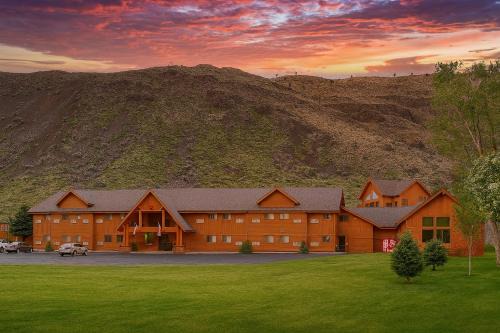 Gardiner Hotel | Yellowstone Village Inn and Suites