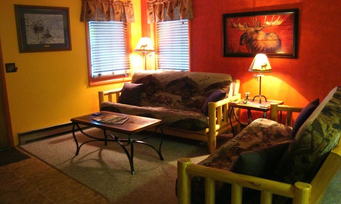West Yellowstone Cabin | Yellowstone Wildlife Cabins - Moose Cabin Sleeps to 4 - less than a mile to Yellowstone!