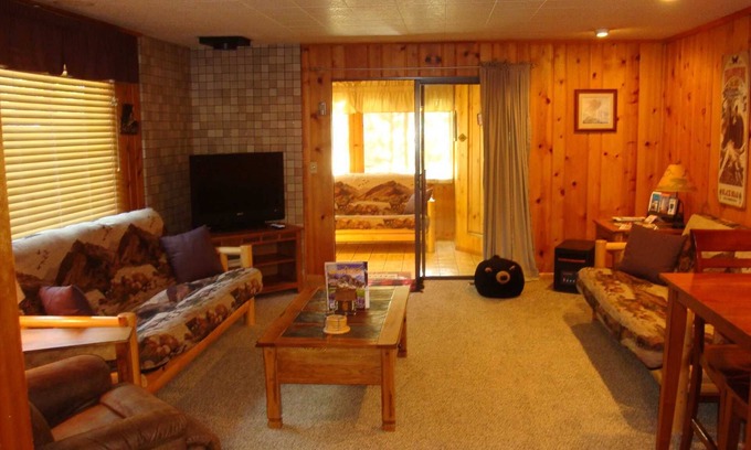 West Yellowstone Cabin | Yellowstone Wildlife Cabins - Bear Cabin - sleeps up to 7 - less than a mile to Yellowstone!