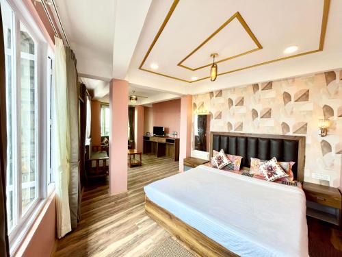 Darjeeling Bed & Breakfast | Yepplo's King Size Suite Room with Mountain View