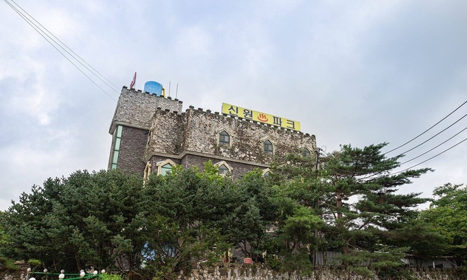 Sangjak-kol Hotel | Yesan Shinwon Parktel