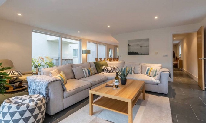 Cirencester Villa | Yew Tree Lodge - CW85 - HOT TUB - Lakeside Spa Property