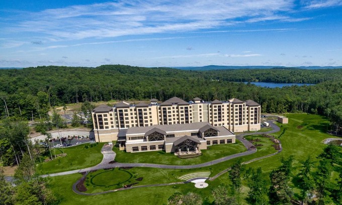Kiamesha Lake Resort | YO1 Longevity & Health Resorts, Catskills