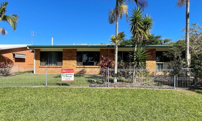 Traviston House | Yolanda - Burrum Heads- Beachfront - 3BR- Aircon