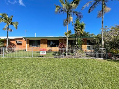 Traviston House | Yolanda - Burrum Heads- Beachfront - 3BR- Aircon