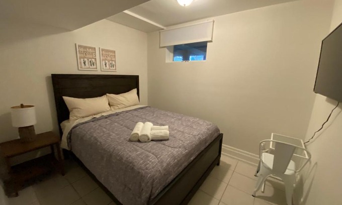 York Mills House | Yorkmills and Bayview !D Cozy & Stylish Private Bdr with Shared Bathroom