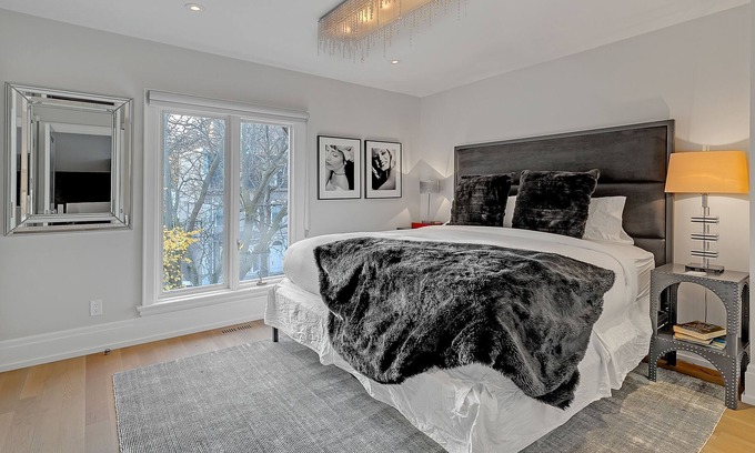 Bloor-Yorkville House | Yorkville Luxury Home Spacious 2-Bed with Gym, Kitchen and Beautiful Garden View