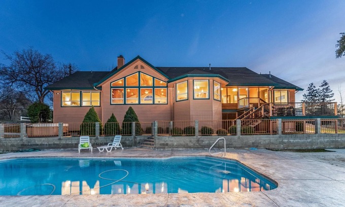 Yosemite Forks House | Yosemite Adventure House with Pool-hot tub-game room!