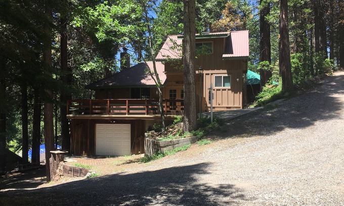 Sugar Pine Cabin | YOSEMITE CABIN IN HISTORIC SUGAR PINE -7 miles to Yosemite So. Entrance HOT TUB!