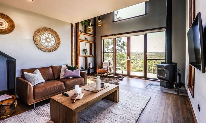 Hepburn Cottage | You can see three extinct volcanos from this villa atop a massive plateau