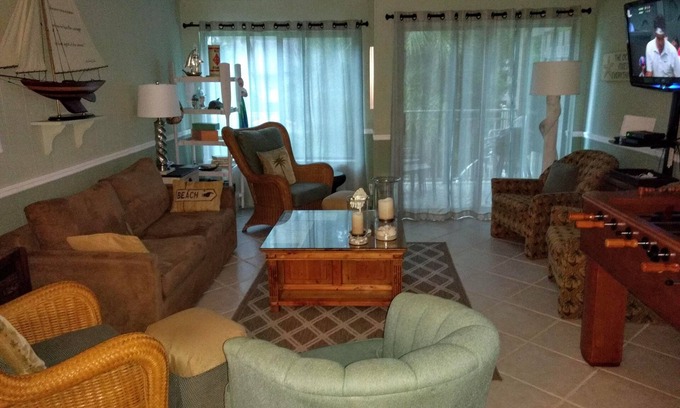Hilton Head Island Villa | You need a VACATION!-Short Walk to Ocean & Coligny Plaza