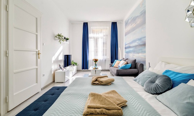 Belso-Ferencvaros Apartment | Your 2 BD HOME away from home