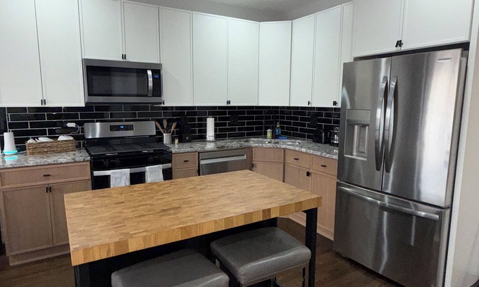 Albany Park Apartment | Your Chicago Home Base – 4BR, 2BA, Sleeps 13, Ideal for Families & Groups!