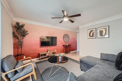 Brentwood Apartment | Your Chill 2B Getaway - 10min to DTWN - W/D, Pool, Prkg