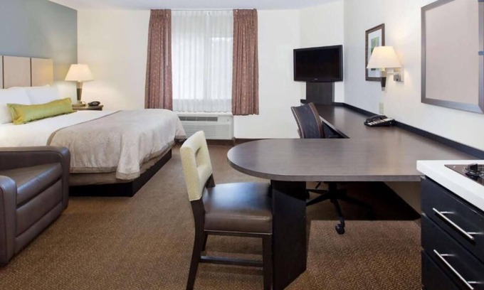 Somerset House | Your Home Away From Home! 3 Relaxing units w/ Kitchen. Near Billy Bob's Texas