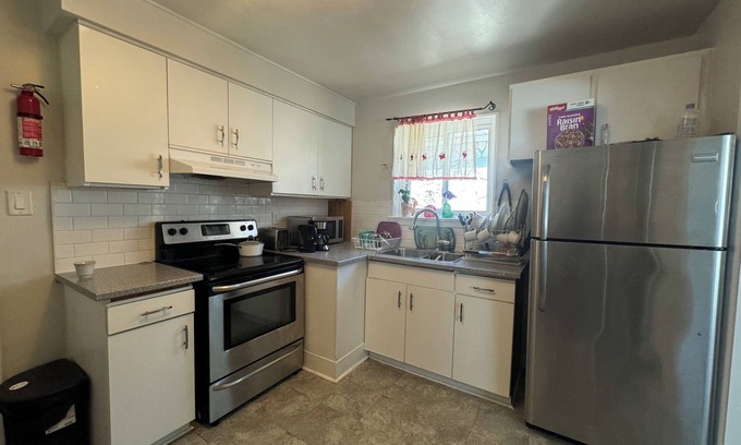 Bendale House | Your Home Away From Home: Fully Furnished 3 Bedroom Full House