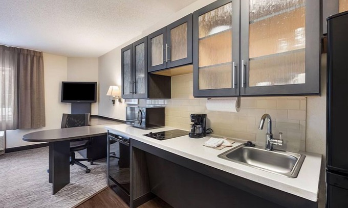 Waukegan Resort | Your Home Away From Home! 2 Relaxing Units, Pet-friendly Property, Full Kitchen!