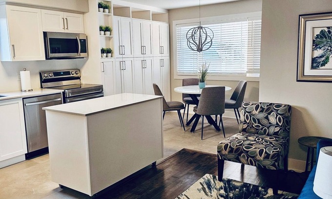 Ottawa Division Apartment | Your Home Away From Home in Ottawa - close to work, schools, hospitals, parks