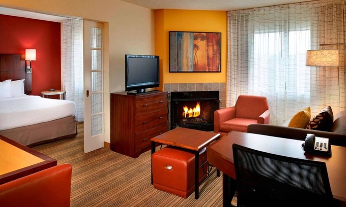 Warren Hotel | Your Home Away From Home! 2 Posh Units, w/Kitchen! Pet-Friendly, Free Breakfast
