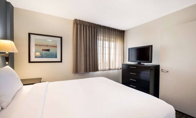 Baymeadows Hotel | Your Home in Jacksonville! Pet-friendly Suite with Full Kitchen! Parking Onsite!