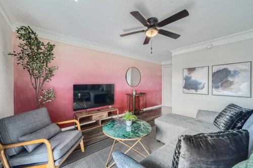 Brentwood Apartment | Your Modern 2B Getaway - W/D, Pool, Prkg - 10min to DTWN